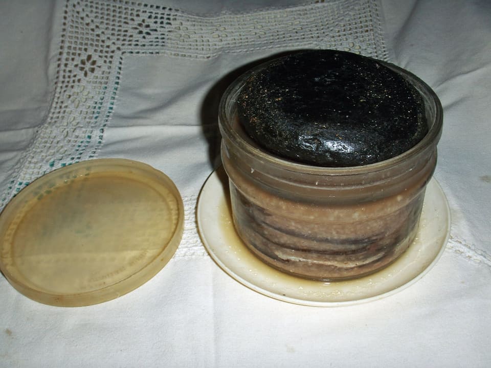 Стеклянная банка с плотно уложенными созревшими солёными анчоусами