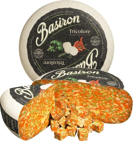 Головка сыра Basiron Tricolore с белой коркой и кубики сыра с зелёными и красными вкраплениями