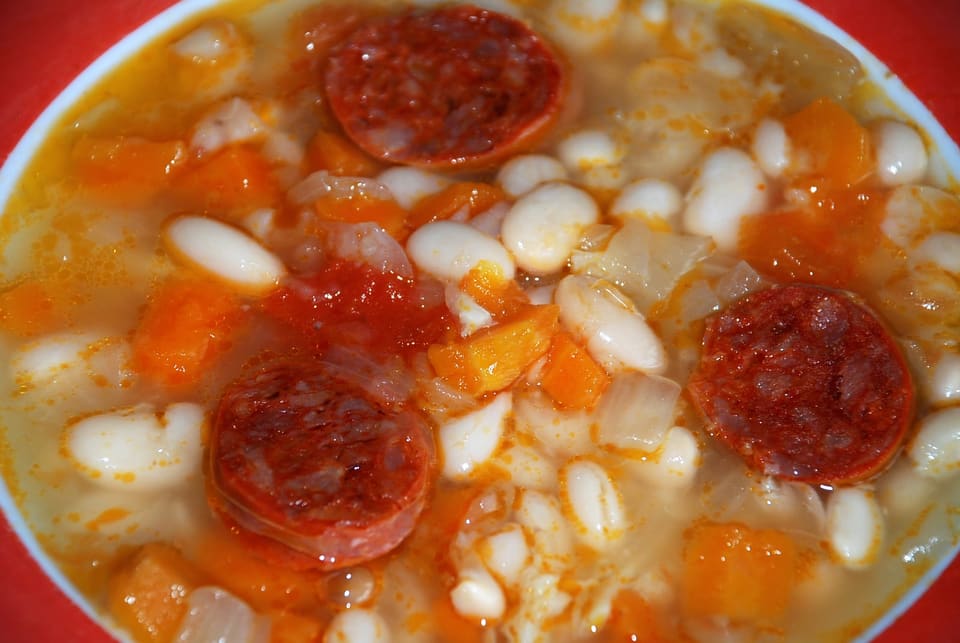 Белая фасоль, тушённая с кружками чоризо и тыквой