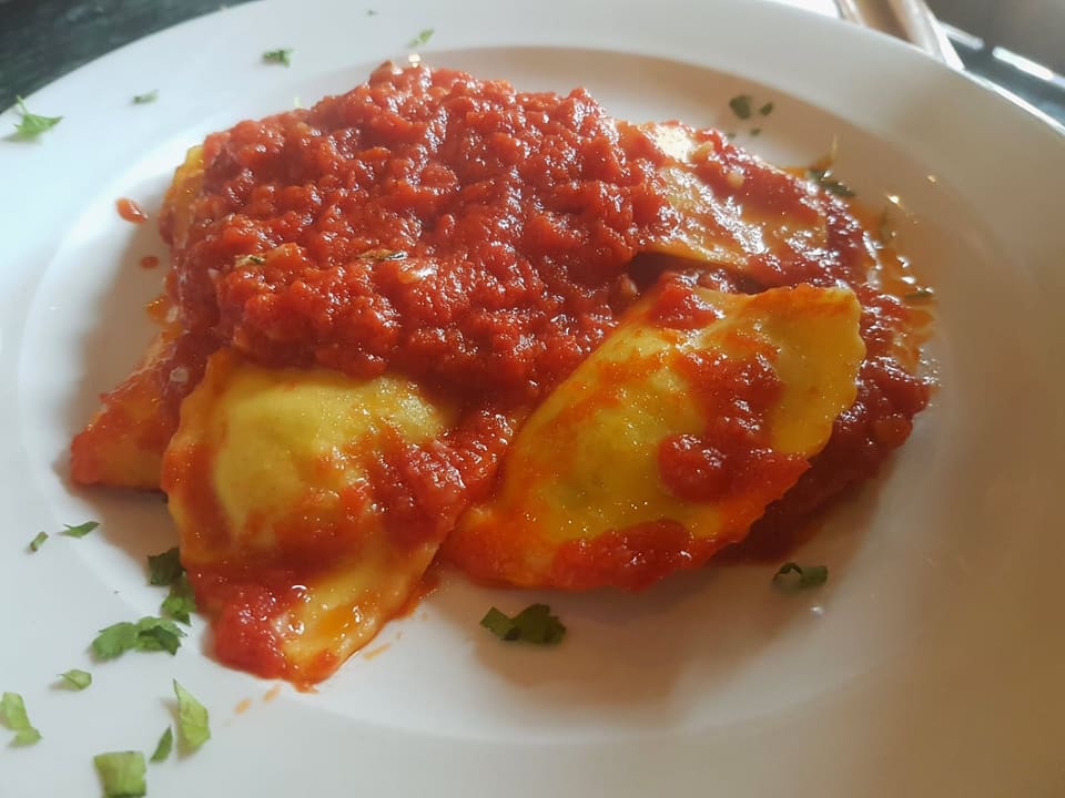 Равиоли с начинкой из рикотты под томатным соусом