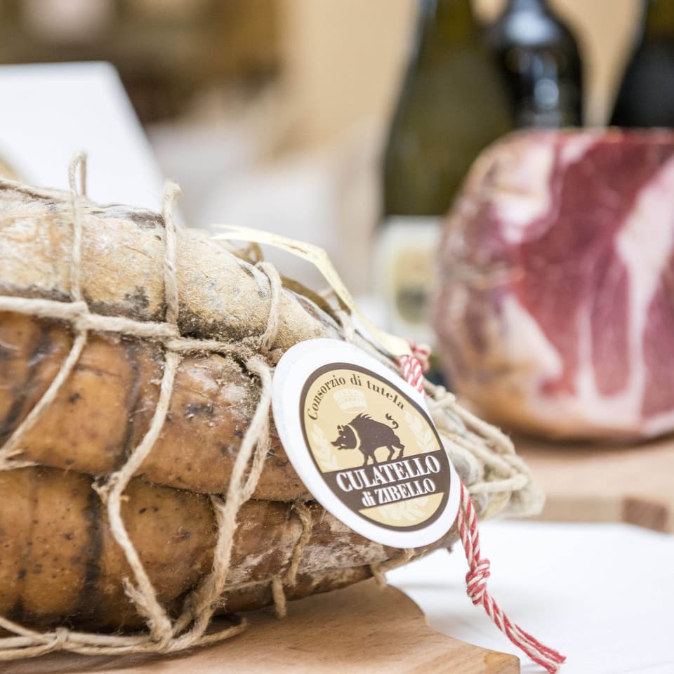 Кулателло, перевязанное бечёвкой, с круглой печатью консорциума Culatello di Zibello