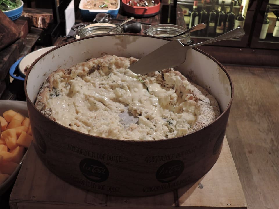 Половина головки горгонзолы дольче, мягкую массу набирают ложкой