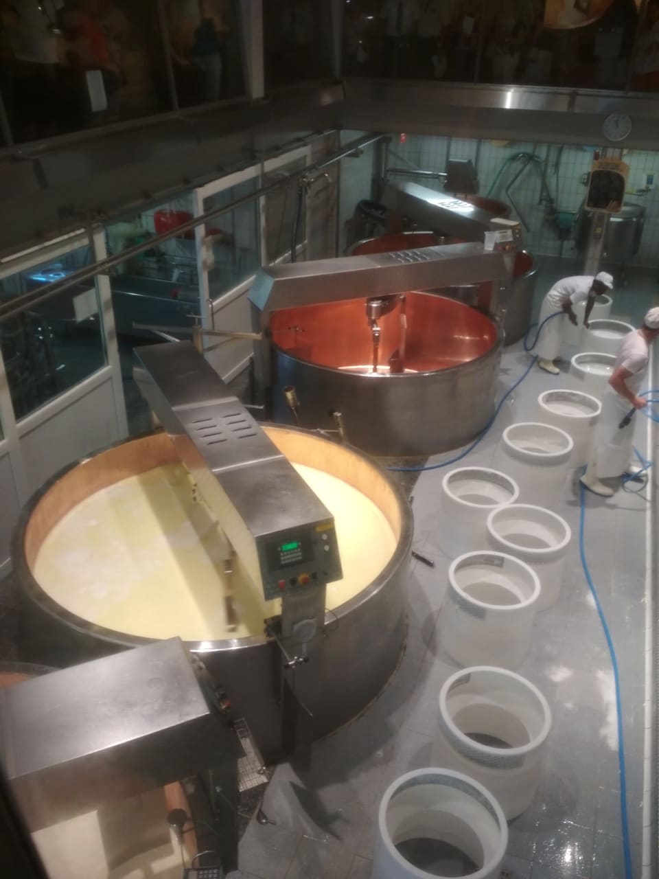 Медные котлы на показательной сыроварне Maison du Gruyère