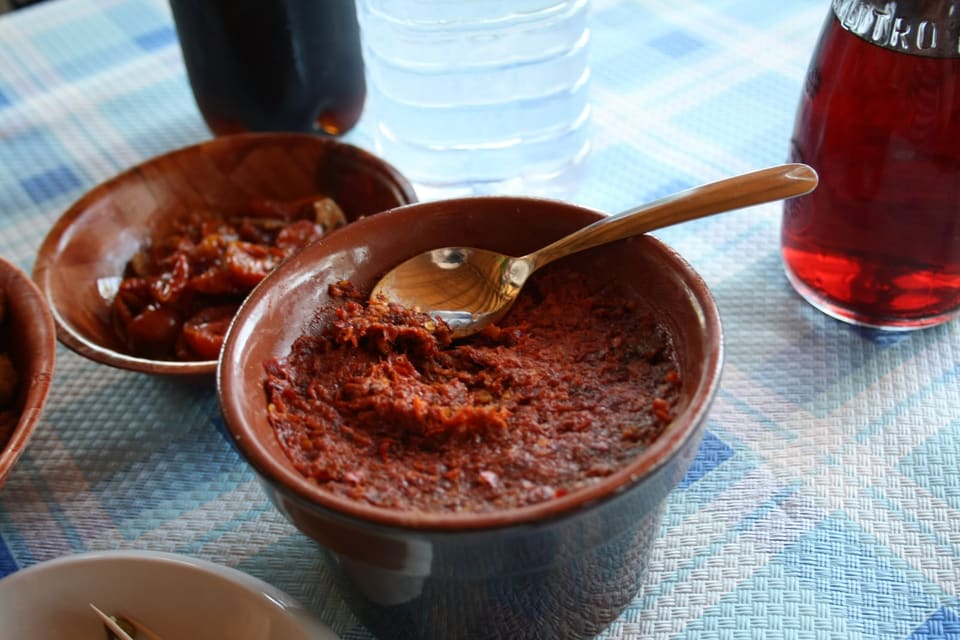 Мягкая красная ндуя в глиняной миске с ложкой