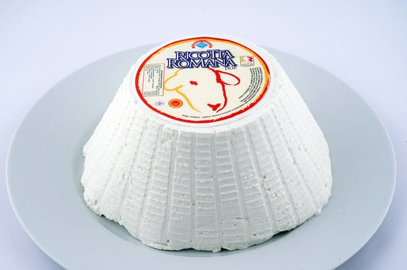 Ricotta Romana DOP на тарелке с круглой этикеткой консорциума