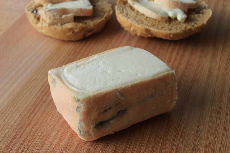 Кусок таледжо с розоватой мытой коркой и мягкой светлой серединой