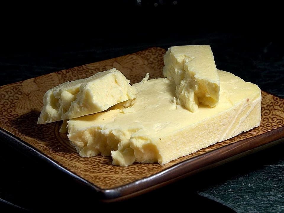 Крошащийся кусок белого уэнслидейла на тарелке