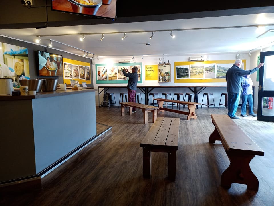 Зал музея сыроварни Wensleydale Creamery в Хоузе