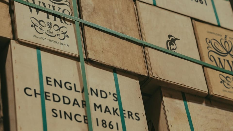 Деревянные короба Wyke Farms, стянутые лентами, с надписью «England’s Cheddar Makers since 1861»